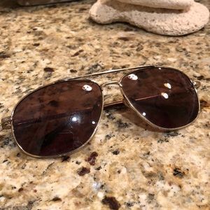AVIATOR STYLE SUNGLASSES